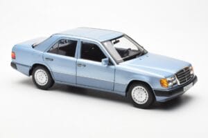 Mercedes 230E W124 Hellblau Metallic Norev 1:18 183945 Metall — Bild 6 von 8