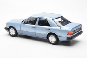 Mercedes 230E W124 Hellblau Metallic Norev 1:18 183945 Metall — Bild 7 von 8