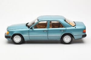 Mercedes 230E W124 Beryl Metallic Händler Edition Norev 1:18 B66040698 Metall — Bild 4 von 8