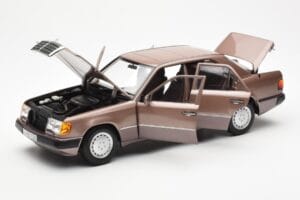 Mercedes 230E W124 Rosewood Metallic Händler Edition Norev 1:18 B66040697 Metall — Bild 2 von 8