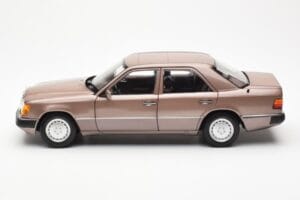 Mercedes 230E W124 Rosewood Metallic Händler Edition Norev 1:18 B66040697 Metall — Bild 4 von 8