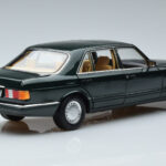 Mercedes 560 SEL W126 Dunkelgrün Metallic Norev 1:18 - image 3 of 7