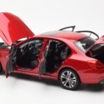 Mercedes C-Class W205 Rot Metallic Asia Exclusive Norev 1:18 - image 5 of 8