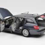 Mercedes E-Class S212 T-Modell Tenorit Grau Metallic Minichamps 1:18 - image 5 of 8