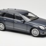 Mercedes E-Class S212 T-Modell Tenorit Grau Metallic Minichamps 1:18 - image 6 of 8