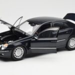 Mercedes E-Class W211 Blau Metallic Kyosho 1:18 - image 2 of 8