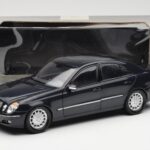 Mercedes E-Class W211 Blau Metallic Kyosho 1:18 - image 8 of 8