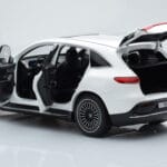 Mercedes EQC 400 Diamond Weiß NZG 1:18 - image 5 of 8