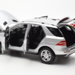 Mercedes M-Class W166 Iridium Silber Metallic Minichamps 1:18 - image 5 of 8