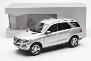 Mercedes M-Class W166 Iridium Silber Metallic Minichamps 1:18 B66960064 Metall — Bild 8 von 8