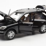 Mercedes M-Class W166 Obsidian Schwarz Metallic Minichamps 1:18 - image 2 of 8