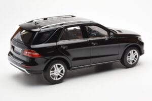 Mercedes M-Class W166 Obsidian Schwarz Metallic Minichamps 1:18 B66960063 Metall — Bild 3 von 8