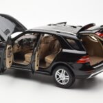 Mercedes M-Class W166 Obsidian Schwarz Metallic Minichamps 1:18 - image 5 of 8