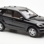 Mercedes M-Class W166 Obsidian Schwarz Metallic Minichamps 1:18 - image 6 of 8