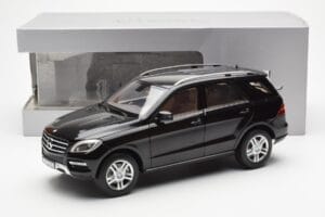 Mercedes M-Class W166 Obsidian Schwarz Metallic Minichamps 1:18 B66960063 Metall — Bild 8 von 8