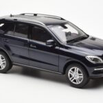 Mercedes M-Class W166 Tansanite Blau Metallic Minichamps 1:18 - image 6 of 8