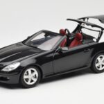 Mercedes SLK R171 Obsidian Schwarz Metallic Minichamps 1:18 - image 2 of 9