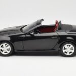 Mercedes SLK R171 Obsidian Schwarz Metallic Minichamps 1:18 - image 5 of 9