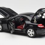Mercedes SLK R171 Obsidian Schwarz Metallic Minichamps 1:18 - image 6 of 9