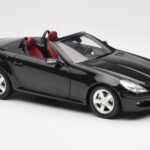 Mercedes SLK R171 Obsidian Schwarz Metallic Minichamps 1:18 - image 7 of 9