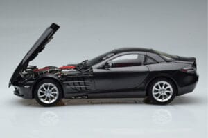 Mercedes SLR McLaren Schwarz CMC 1:18 M-045F Metall — Bild 4 von 10