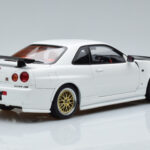 Nissan Skyline GT-R R34 Nismo Z-Tune Weiß MotorHelix 1:18 - image 3 of 11