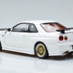 Nissan Skyline GT-R R34 Nismo Z-Tune Weiß MotorHelix 1:18 - image 7 of 11