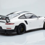 Porsche 911 GT2 RS 991.2 Weissach Package Weiß Schwarze Magnesiumfelgen Minichamps 1:18 - image 2 of 6
