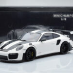 Porsche 911 GT2 RS 991.2 Weissach Package Weiß Schwarze Magnesiumfelgen Minichamps 1:18 - image 6 of 6