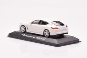 Porsche Panamera 970 Diesel Carrara Weiß Minichamps 1:43 WAP0200090C Metall — Bild 3 von 4