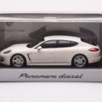 Porsche Panamera 970 Diesel Carrara Weiß Minichamps 1:43 - image 4 of 4