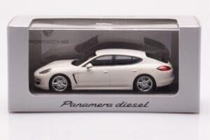 Porsche Panamera 970 Diesel Carrara Weiß Minichamps 1:43 WAP0200090C Metall — Bild 4 von 4