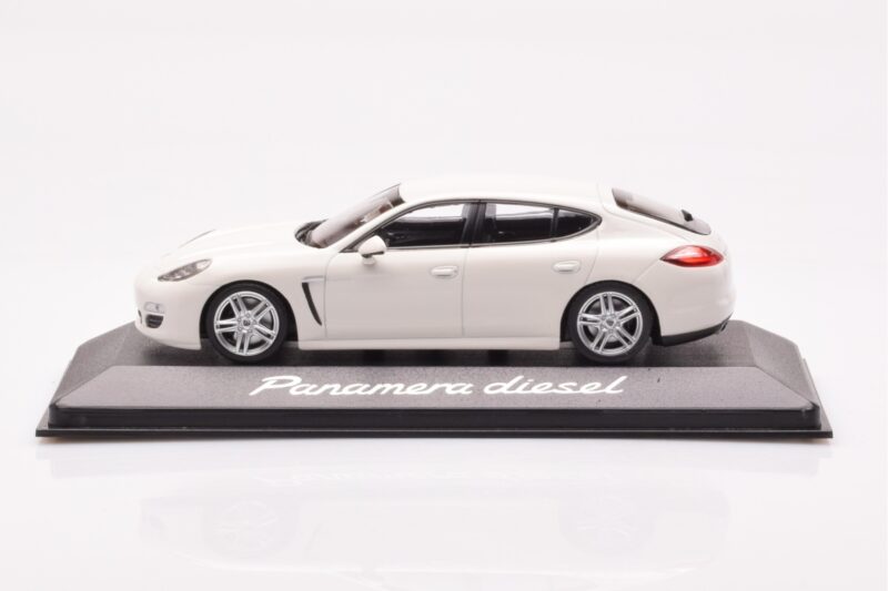 Porsche Panamera 970 Diesel Carrara Weiß Minichamps 1:43