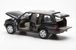 Range Rover P38 4.6 HSE Schwarz Metallic AUTOart 1:18 70017 Metall — Bild 8 von 9