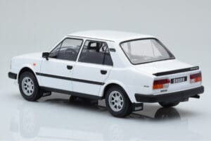 Skoda 130 L Weiß IXO 1:18 18CMC158 Metall — Bild 5 von 6