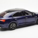 Skoda Octavia Pro Blau FAW 1:18 - image 3 of 8