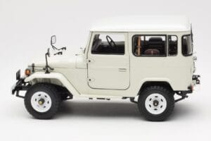 Toyota Land Cruiser FJ40 Van Weiss Kyosho 1:18 08971W Metall — Bild 4 von 8