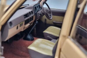 Toyota Land Cruiser 60 Beige Mit Optionalem Zubehör Kyosho 1:18 08956XBE Metall — Bild 11 von 12