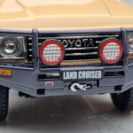 Toyota Land Cruiser 60 Beige Mit Optionalem Zubehör Kyosho 1:18 - image 9 of 12