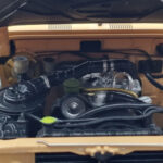 Toyota Land Cruiser 60 Beige Mit Optionalem Zubehör Kyosho 1:18 - image 10 of 12