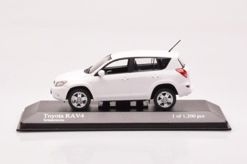 Toyota RAV4 XA30 Weiß Minichamps 1:43