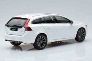 Volvo V60 D3 Crystal Weiss FAW 1:18 9430840 Metall — Bild 3 von 7