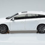 Volvo V60 D3 Crystal Weiss FAW 1:18 - image 4 of 7