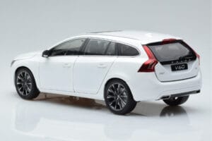 Volvo V60 D3 Crystal Weiss FAW 1:18 9430840 Metall — Bild 6 von 7