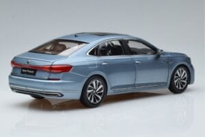 Volkswagen Passat B8 Blau FAW 1:18 ZVF000003A Metall — Bild 3 von 7