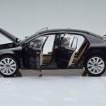 Volkswagen Phaeton V6 Mazeppa Grau Kyosho 1:18 - image 4 of 9