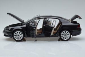 Volkswagen Phaeton V6 Mazeppa Grau Kyosho 1:18 08831MBK Metall — Bild 4 von 9
