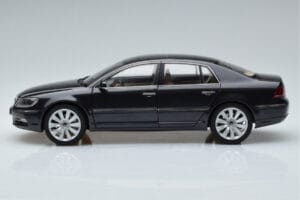Volkswagen Phaeton V6 Mazeppa Grau Kyosho 1:18 08831MBK Metall — Bild 5 von 9