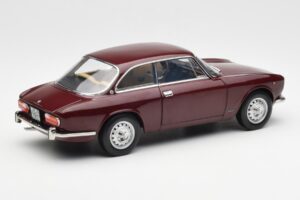 Alfa Romeo 2000 GTV Kastanienrot Norev 1:18 187916 Metall — Bild 3 von 8