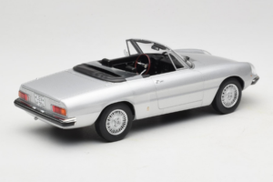 Alfa Romeo 2000 Spider Silber Norev 1:18 187884 Metall — Bild 2 von 6